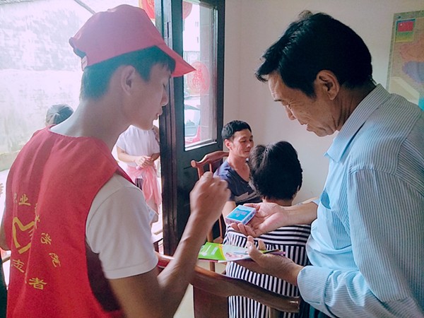 给村民发放禁毒防艾知识手册 (2)_副本.jpg