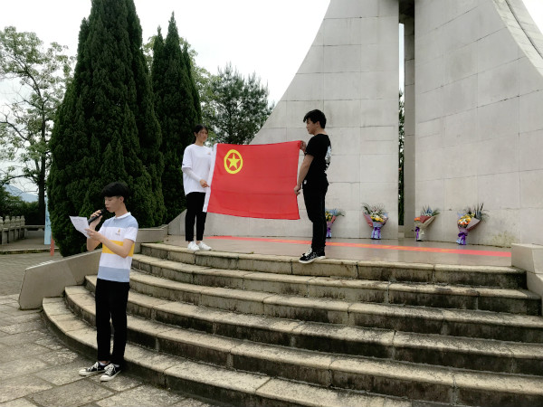 团旗下演讲.jpg 团旗下演讲.jpg