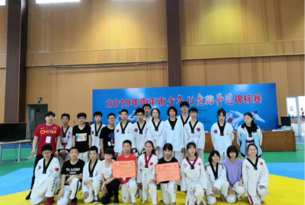 QQ图片运动员合照_meitu_4.jpg QQ图片运动员合照_meitu_4.jpg