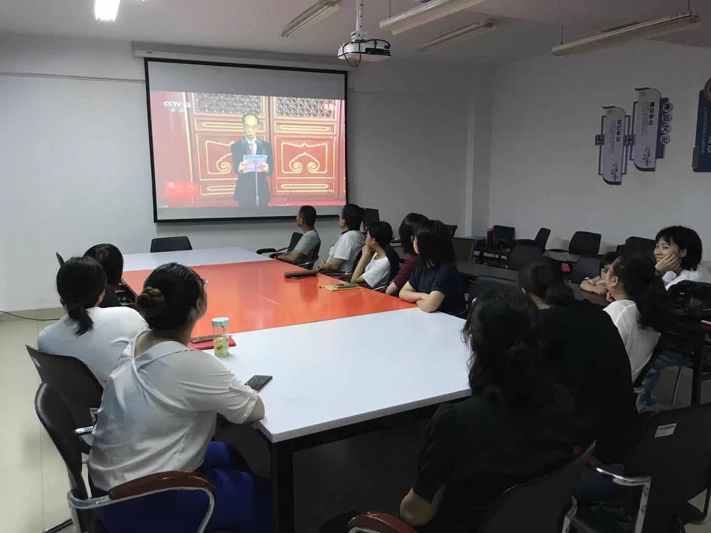 集中观看.jpg 集中观看.jpg