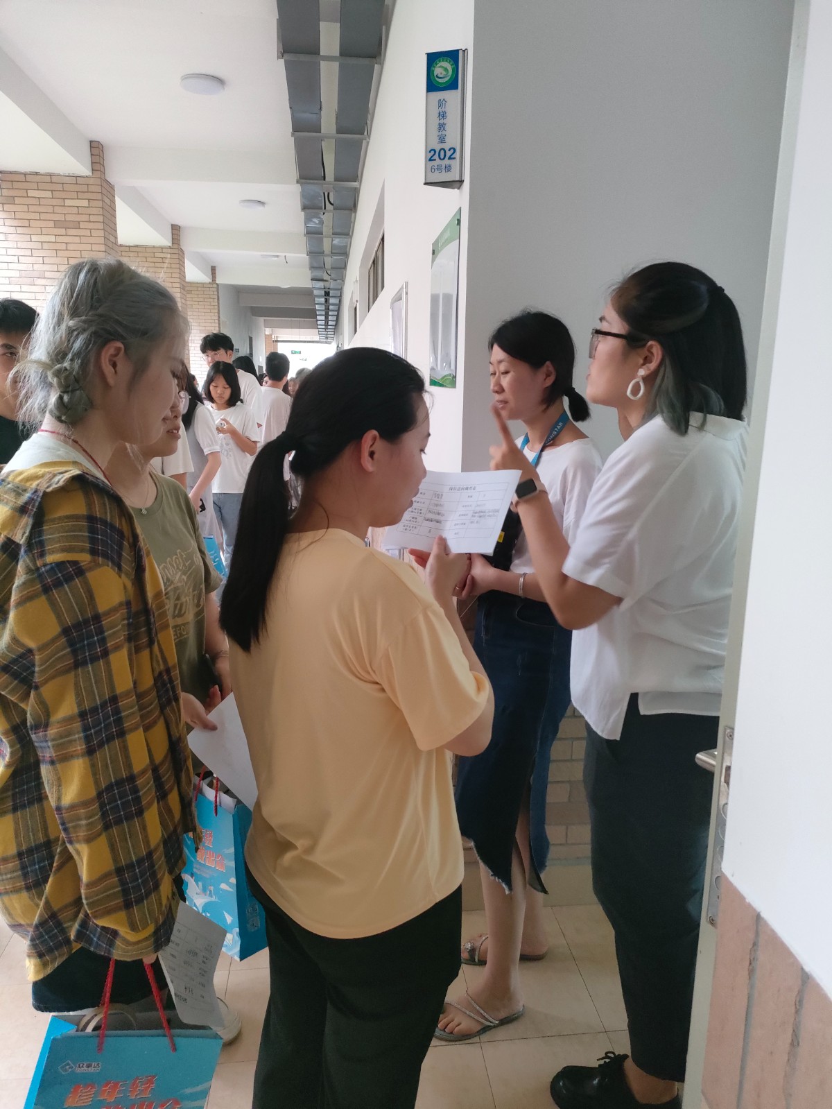 学生踊跃报名.jpg 学生踊跃报名.jpg