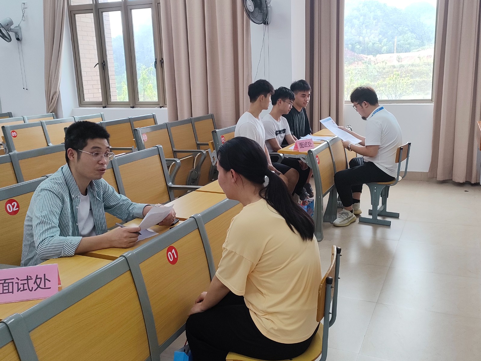 学生面试.jpg 学生面试.jpg