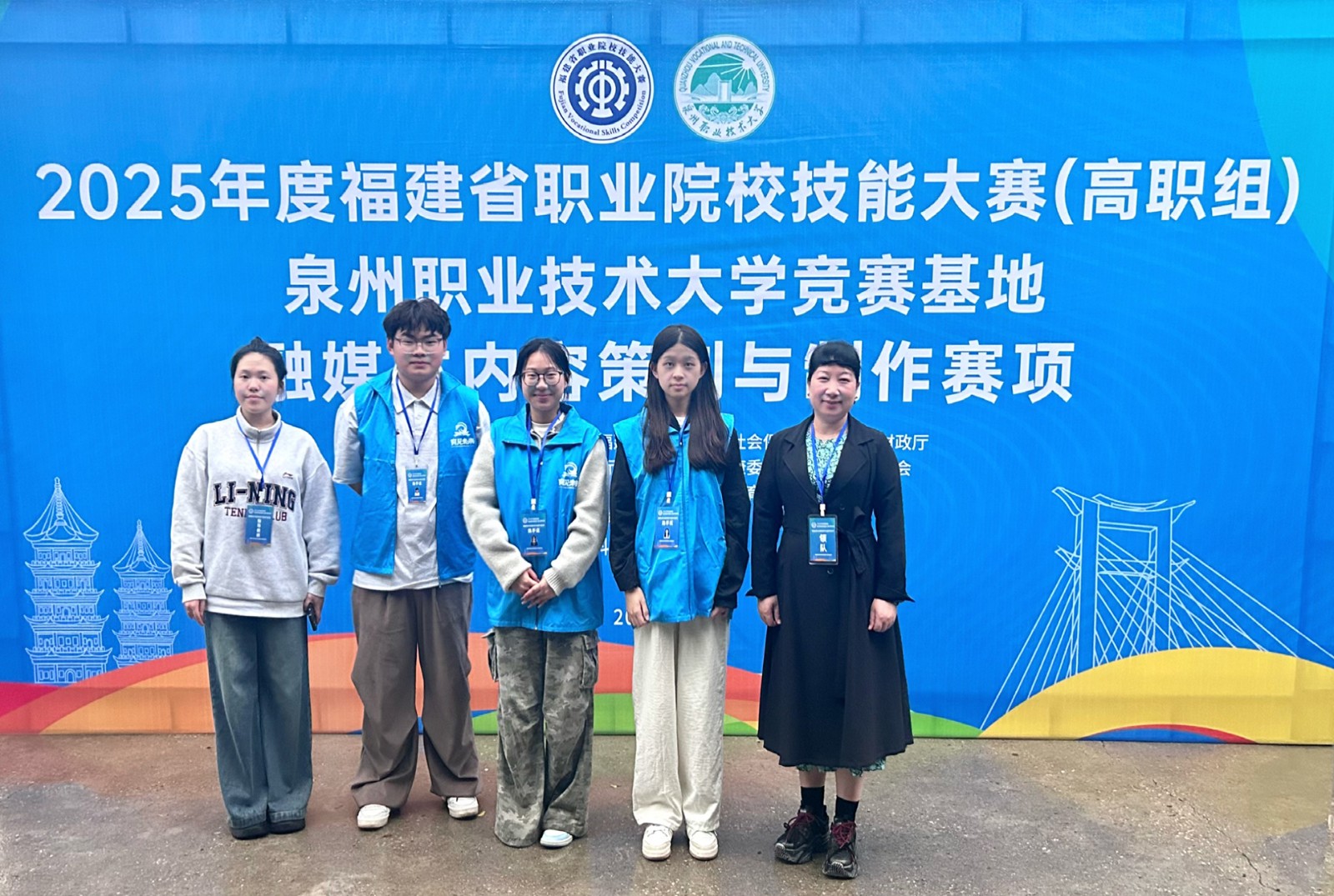 融媒体内容策划与制作 - 师生合影.jpg