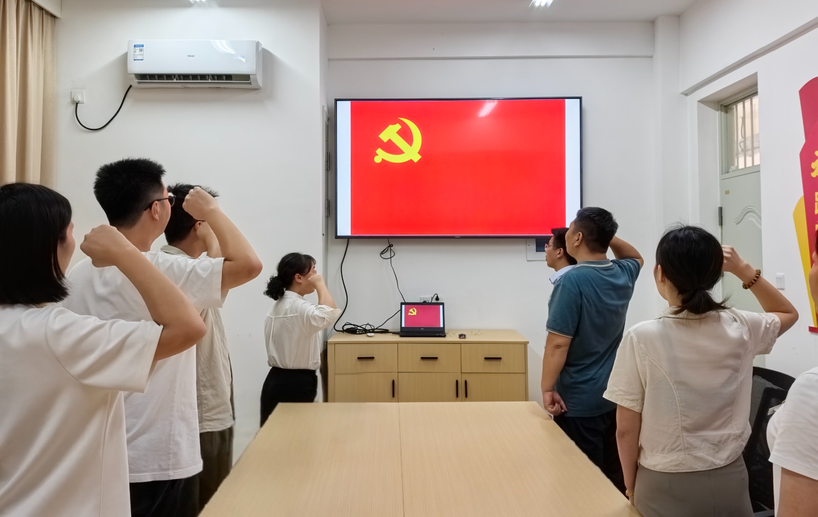 重温入党誓词.jpg 重温入党誓词.jpg